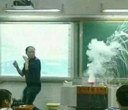 老师上课的各种奇葩姿势被学生拍下传到网上简直太笑人了