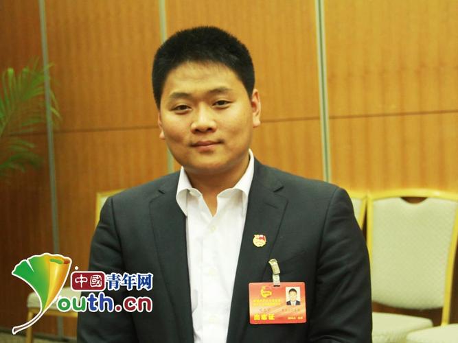 团十七大代表,黑龙江省青冈县中和镇副镇长,团委书记,汇丰农机合作社