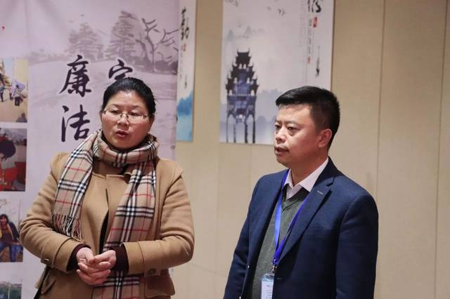 闫利明区长与赵方校长亲切交流 闫区长一行参观了学校的校区环境