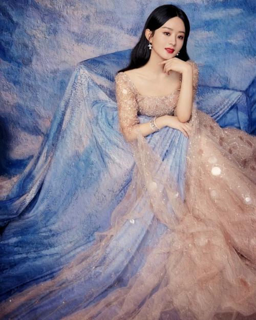 赵丽颖油画风写真端庄优雅一袭裸粉色长裙仙气十足