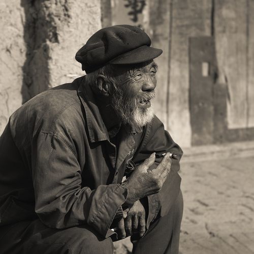 蔚县乡村人物--抽卷烟的老汉