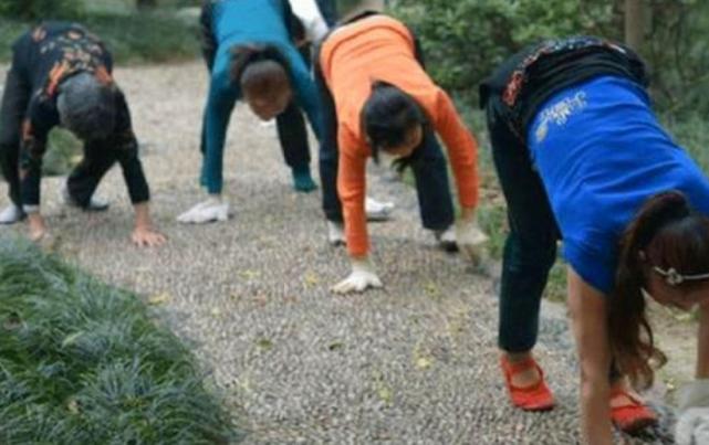 非洲偏远村庄出现"爬行村",全村人无法直立行走,出行只能靠爬