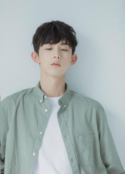 少年派郭俊辰蓝方包搭黑短裤走机场戏里戏外帅到没朋友