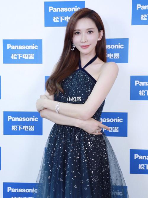 林志玲 身着#marchesa notte# 星空吊带裙出席松下线下活动~优雅