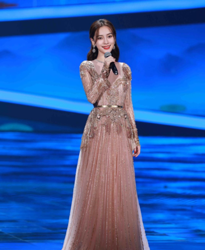 喜多嫂:angelababy国庆晚会照,一身钻石鎏金礼服,性感美艳仙气逼人!