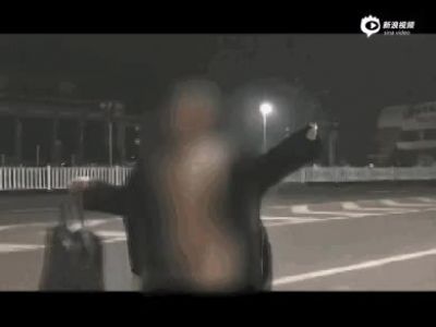 辣眼睛!南宁女子街头拍裸照,裸视频,画面太污不敢看