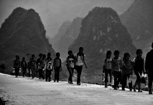 广西凌云县山区小学缺水山里娃带水瓶上学