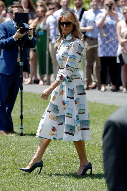 梅拉尼娅访问军舰穿橘色风衣明亮大气稳赢日本第一夫人绿裤子