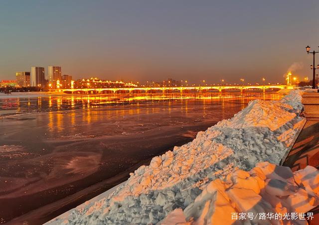 初冬的牡丹江江上夜景