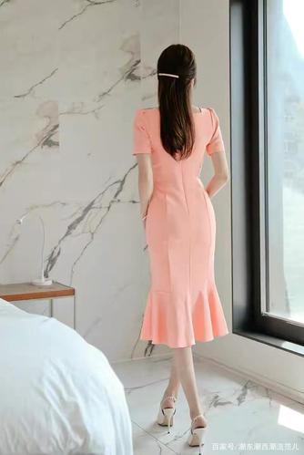 孙允珠女装美图:粉色连体长款包臀裙,真的很显身材