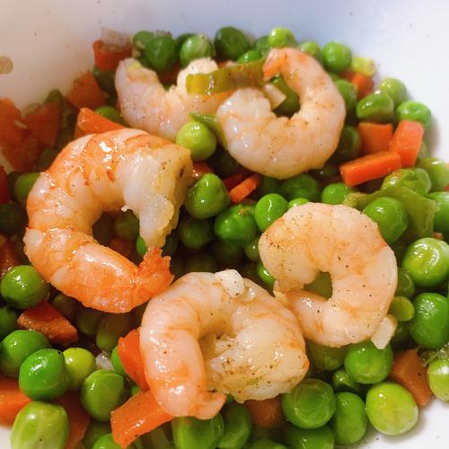 豌豆炒虾仁配料:胡萝卜粒