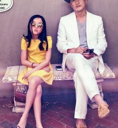 王菲李亚鹏女儿近照,女大十八变越变越漂亮,不理会父亲的绯闻