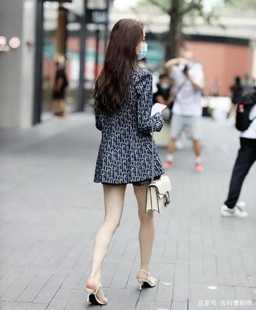 在穿裙子的时候,脚踝细的女生会更有美感