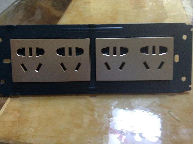 一排插座有四个插孔怎么接线