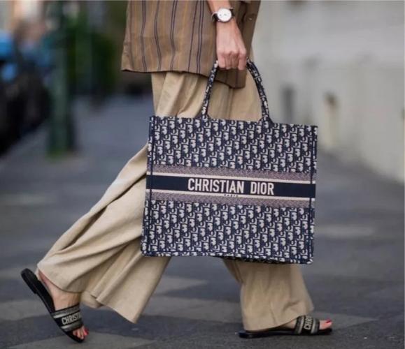 迪奥托特包成为奢侈品包包中的当下必备款