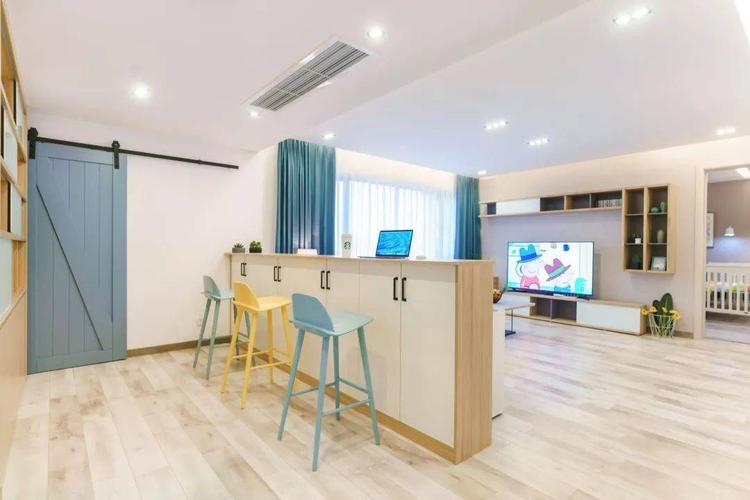 由于客厅空间比较宽敞,所以还设了一个半高柜,既可以收纳又客厅作为