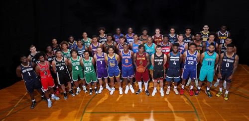 北京时间8月12日,nba官方发布了2019年新秀的集体合影.