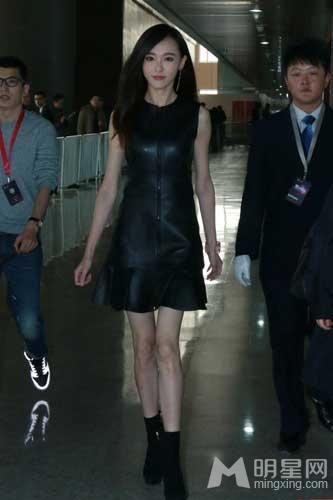 唐嫣穿漆皮短裙又现畸形长腿 不忍直视