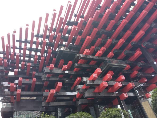 利用传统斗拱空间穿插形式,以现代简洁的手法来表现传统建筑的内涵