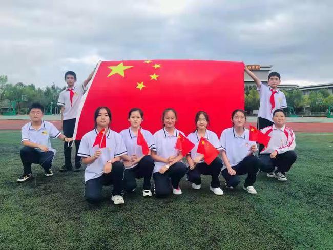 胜园街道中心学校开展"国旗下的笑脸·我与国旗合个影"主题教育活动