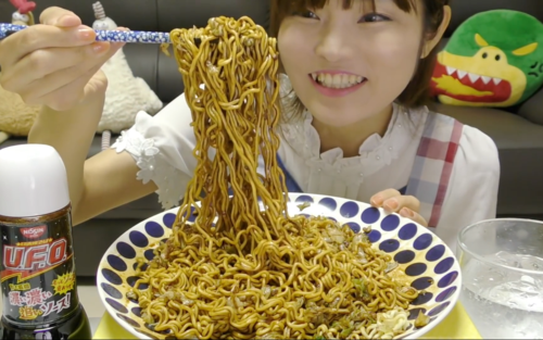 炸鸡小姐姐吃火鸡面配日清ufo炒面酱