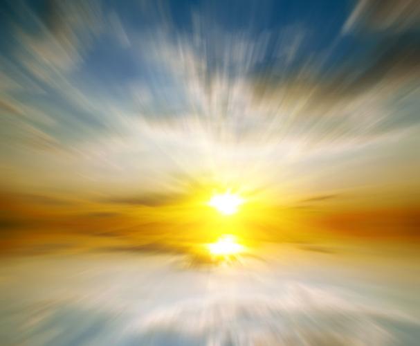 光芒万丈的太阳图片