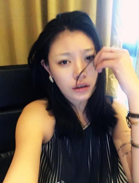 葛荟婕怒骂汪峰王八蛋:你们不配抚养小苹果(组图)