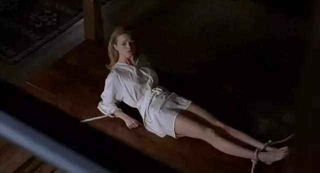 影片女主海瑟·格拉汉姆曾因在《不羁夜》中全果溜冰一举成名,天使