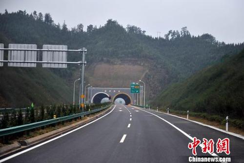 图为10月28日,奉新至铜鼓高速公路沿线的温泉隧道.刘占昆摄