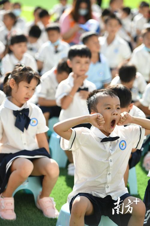 清城区新城小学新生入学第一天,萌翻了