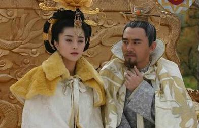 后来两人行房时,安禄山不小心在杨玉环的胸上爪出一条抓痕