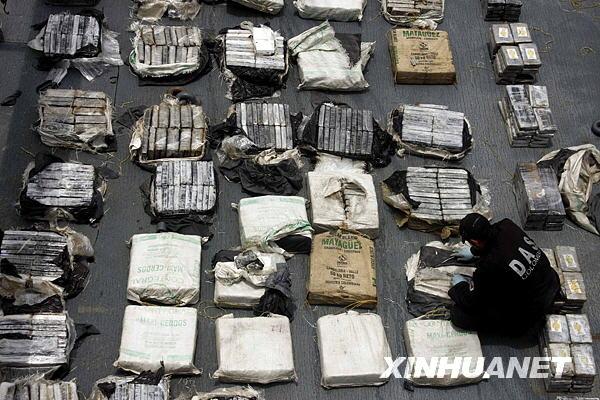 9月4日,哥伦比亚政府部门官员清查缴获的毒品.