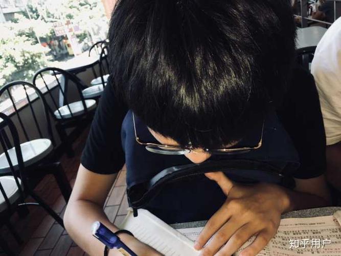 暑假和朋友在肯德基赶作业被偷拍的.因为天天训练所以晒黑了.