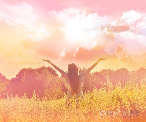 快乐的女孩在阳光明媚的草地上享受快乐照片-正版商用