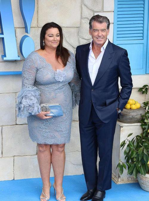 68岁的皮尔斯布鲁斯南与老婆逛街老婆曾胖到200斤仍不离不弃