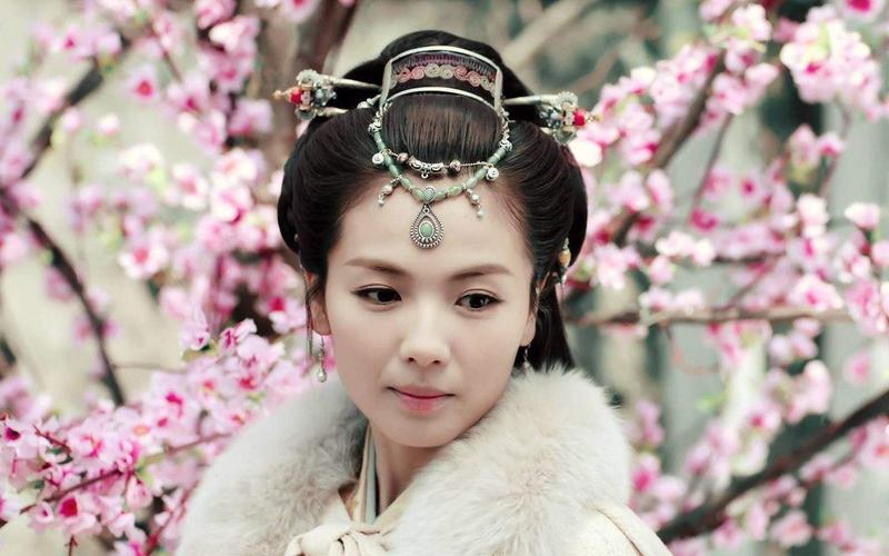 霓凰郡主的苹果头扁扁的,搭配碧玉的额饰.   露额头的刘涛也很美