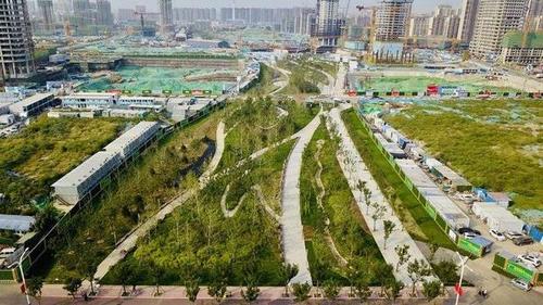 可以来遛弯了!济南国际金融城的绸带公园开放啦