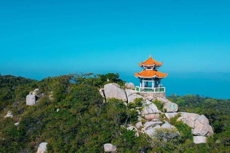 走累了还可以在山上的亭子里闲坐乘凉