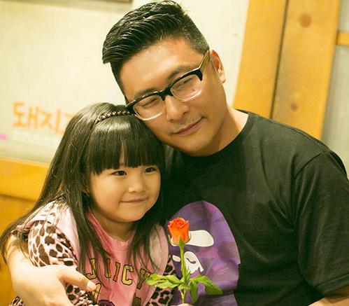 angela釜山剧组为王岳伦庆生 郭涛张亮献吻(图)