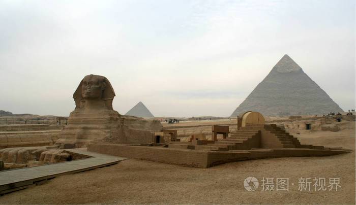 埃及吉萨高原上的狮身人面像和金字塔
