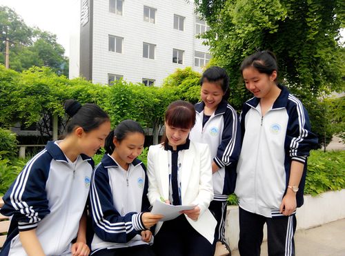 (倪艳娟老师与学生——2015年5月,孙茜拍摄于保定三中崇德楼下紫藤