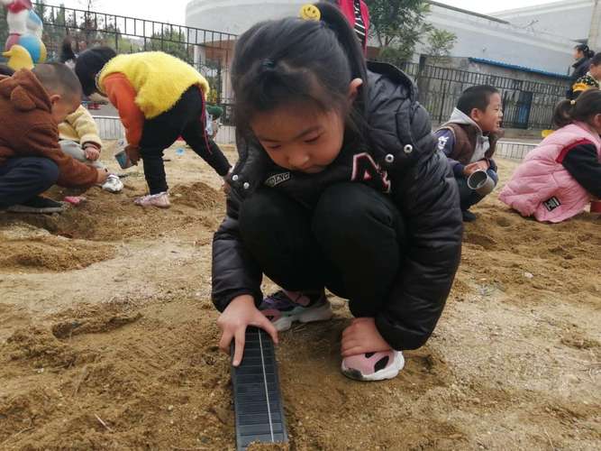 "一起来玩沙"——油坊幼儿园中班户外活动