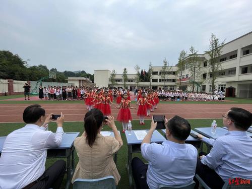 国贸小学的学生们为叔叔阿姨表演节目