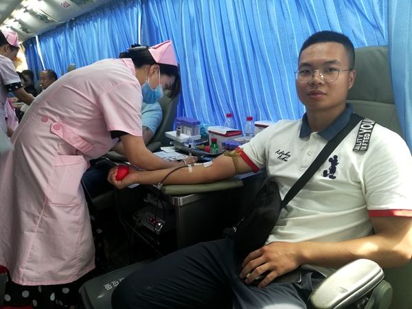 新田城投志愿者积极参加无偿献血奉献爱心