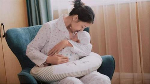 宝宝吃母乳,为什么总是吃吃睡睡"折腾"妈妈?这个答案很暖心