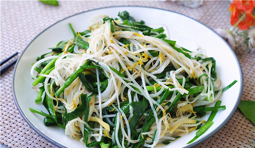 【姜丝韭菜炒豆芽】食材:豆芽一把 韭菜一把 姜丝适量 油适量 盐适量