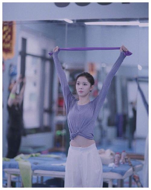 陈瑶这是什么仙女身材?露腰短裙不见一丝赘肉腰只有一