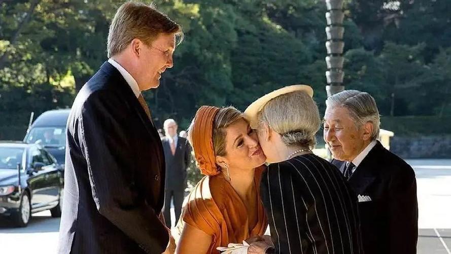 特殊时期,不能"亲亲"和"抱抱",来学"花式"打招呼吧