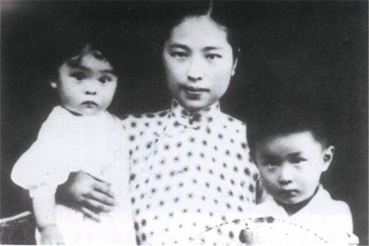 1935年,张兆和和丈夫沈从文,长子沈龙朱,沈从文的九妹岳萌(右一)的