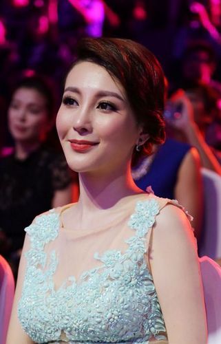 新晋花旦刘雨鑫亮相 华谊兄弟20周年家庭趴